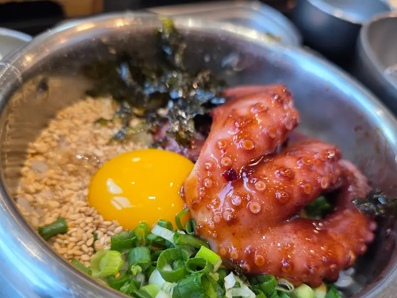 윤기가 흐르는 문어 솥밥