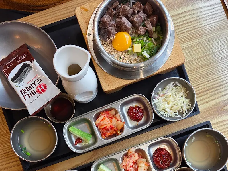 스테이크 솥밥과 반찬