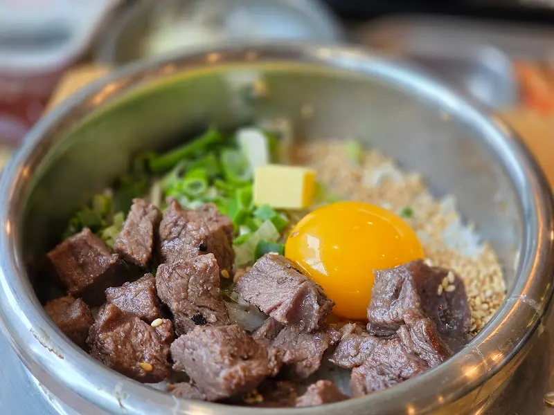 스테이크 솥밥 근접샷