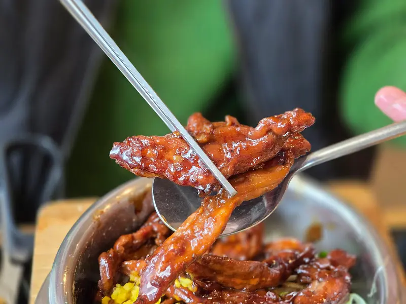 닭목살 솥밥을 먹는 모습