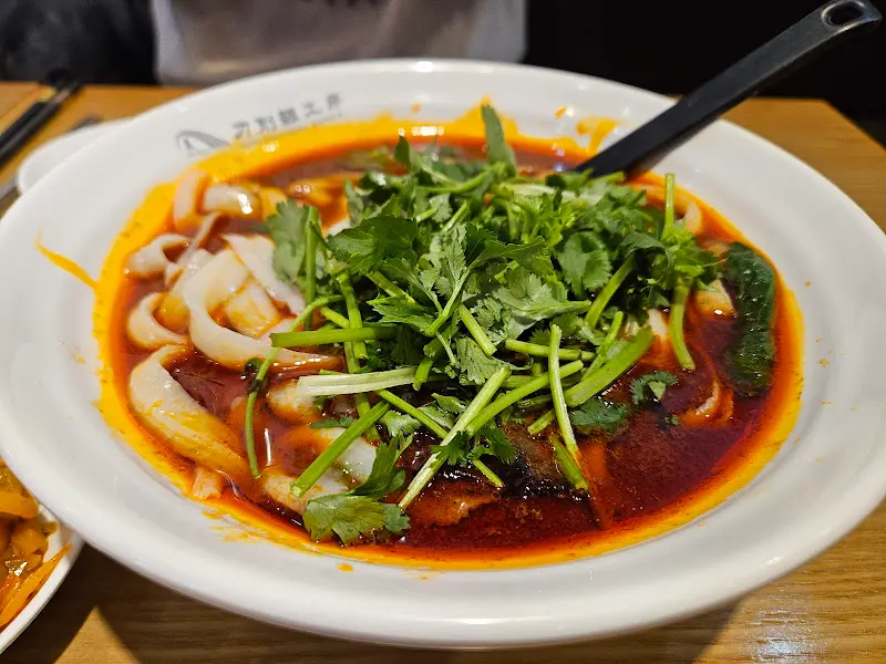 얼큰 도삭면의 강렬한 비주얼