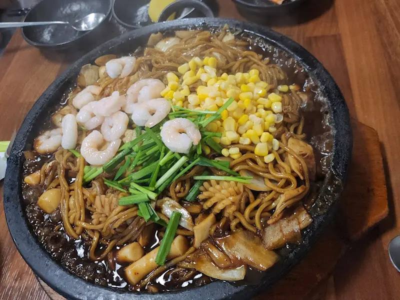 돌짜장 속 새우와 옥수수