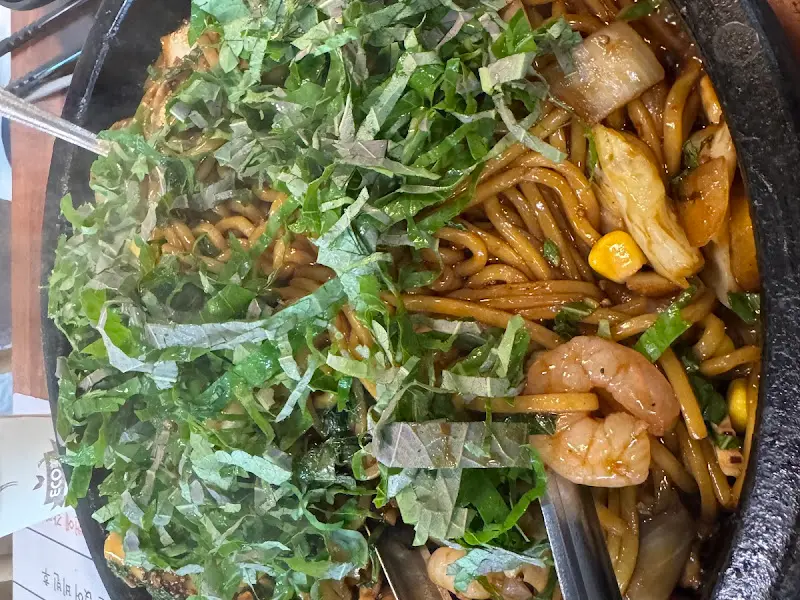 돌짜장 위 깻잎 토핑