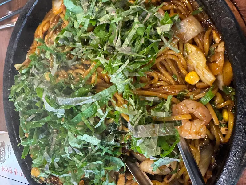 깻잎이 올라간 돌짜장