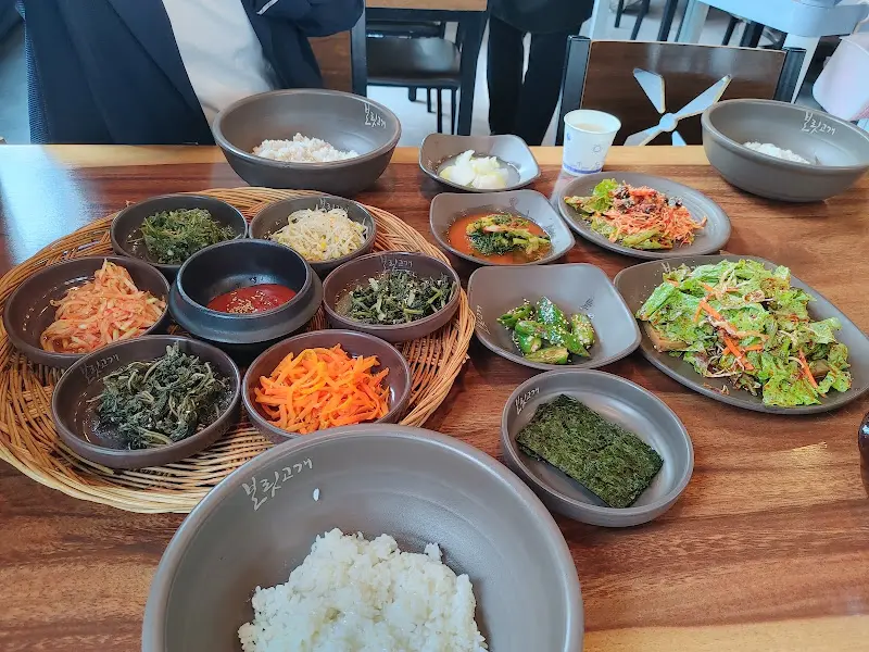 푸짐한 보리밥 정식 한 상
