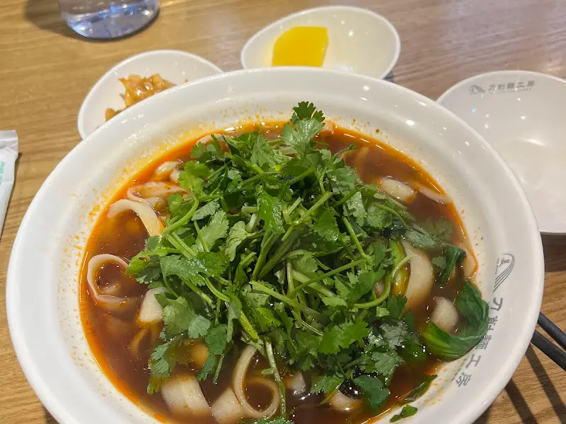 고수가 듬뿍 올라간 얼큰 도삭면