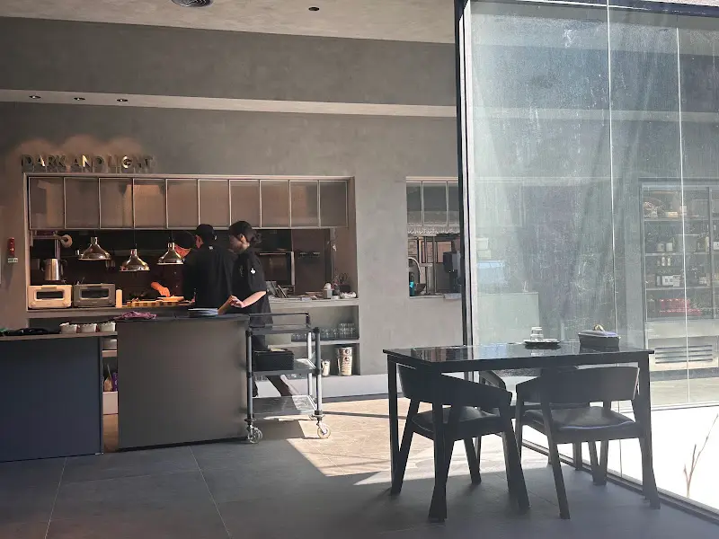 다크앤라이트 내부 인테리어