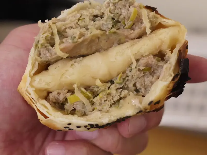 고기 소가 가득 찬 화덕만두 단면