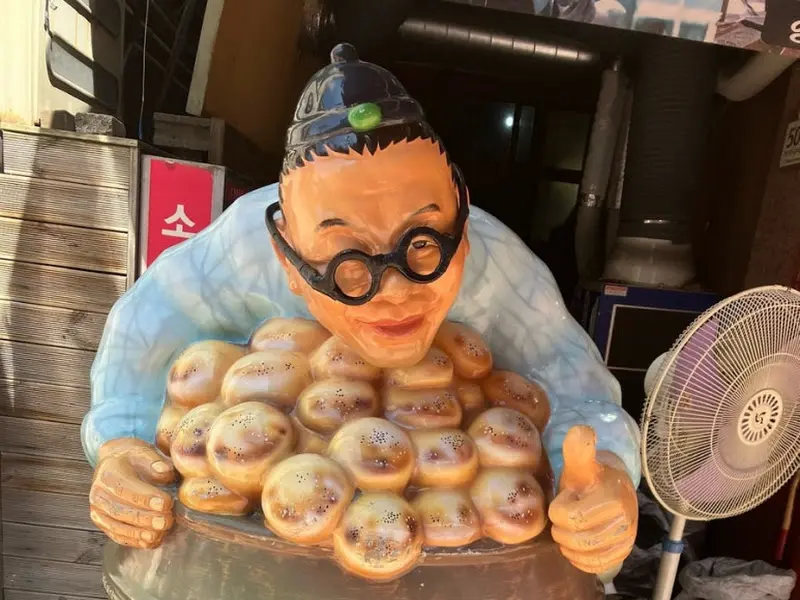 만두를 들고 있는 캐릭터 동상