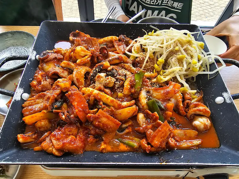 푸짐한 쭈꾸미 삼겹살 한 상 차림