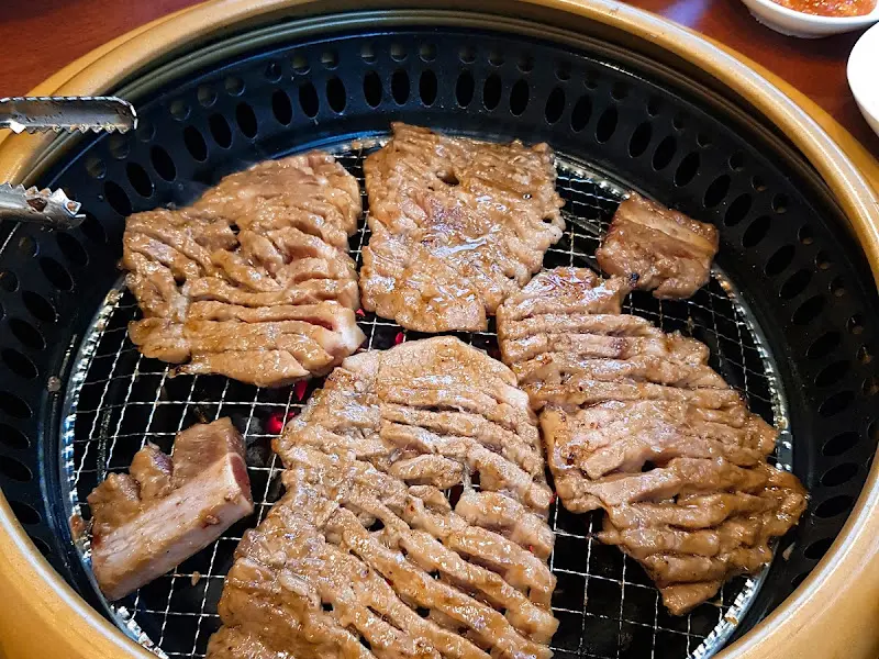 숯불 위에서 익어가는 돼지갈비