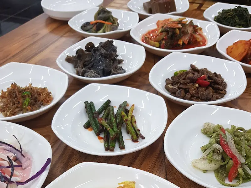 다양한 종류의 반찬들