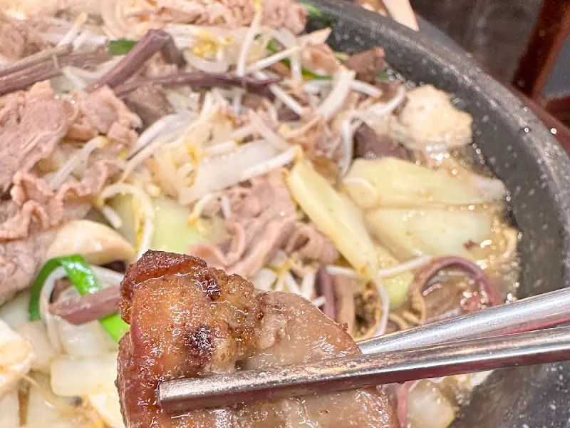 젓가락으로 대창을 들어 올리는 모습