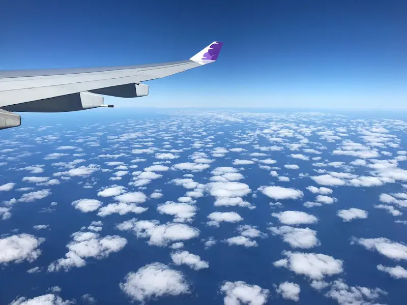 비행기 창문에서 바라본 구름 위 풍경