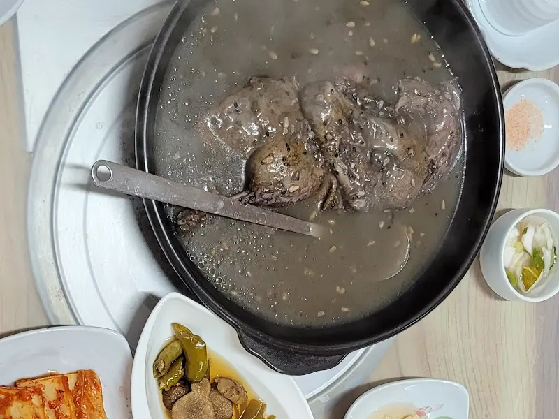 한방오리백숙이 담긴 뚝배기