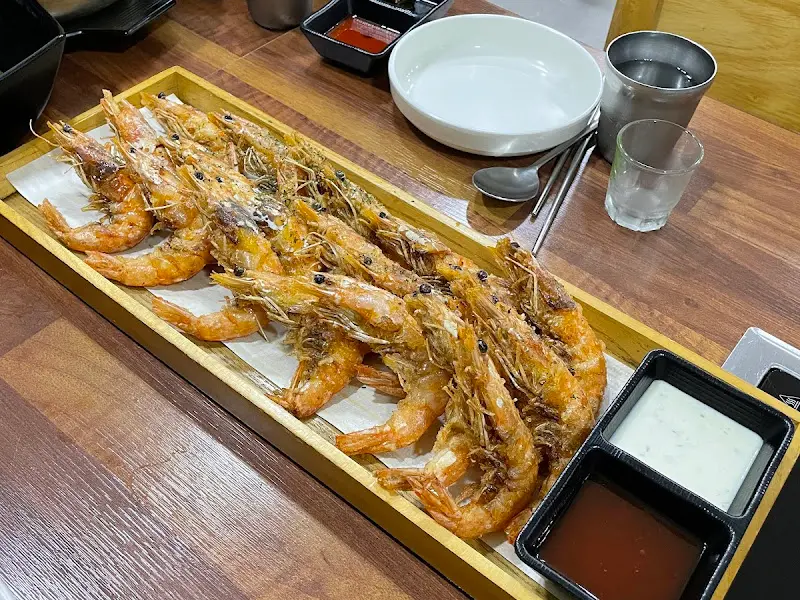 한 상 가득 차려진 새우튀김