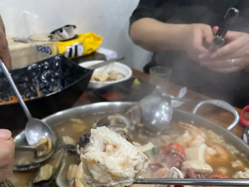 꽃게를 먹기 좋게 손질하는 모습