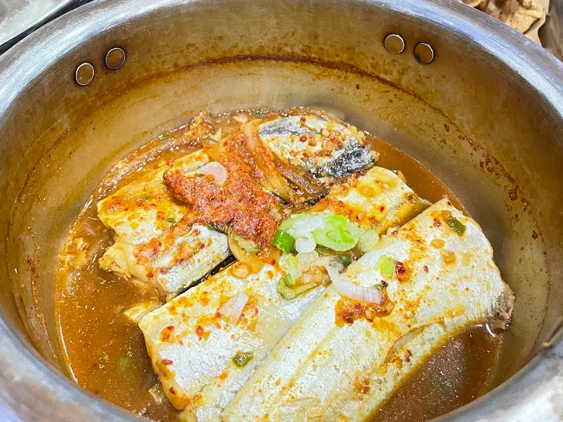 깔끔하게 손질된 생선 조림