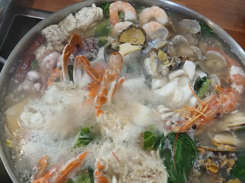 해산물이 가득한 꽃게탕