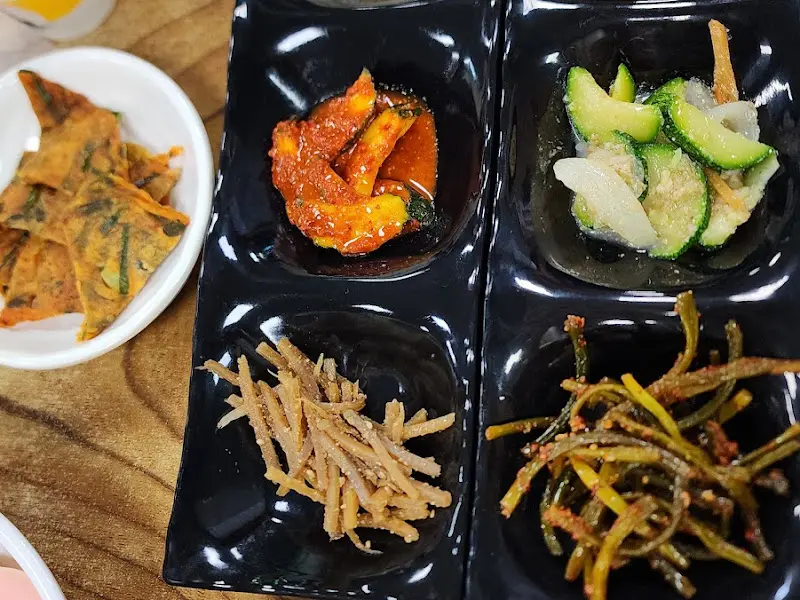 정갈하게 담긴 밑반찬들