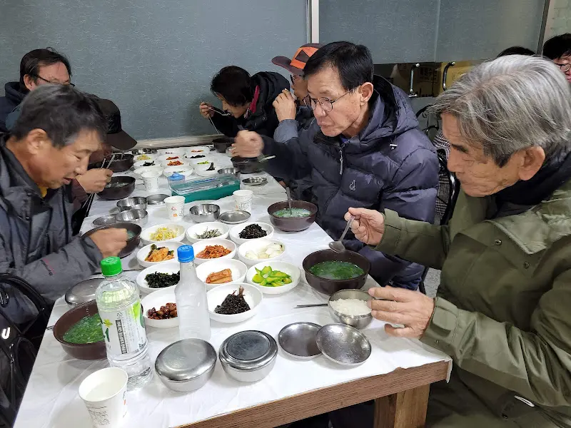 식당 내부에서 식사하는 손님들