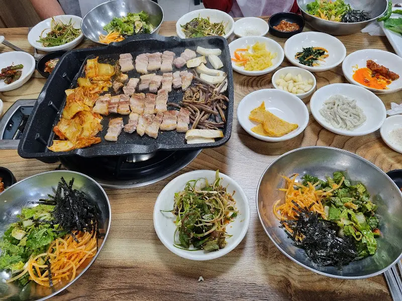 다양한 쌈채소와 주물럭