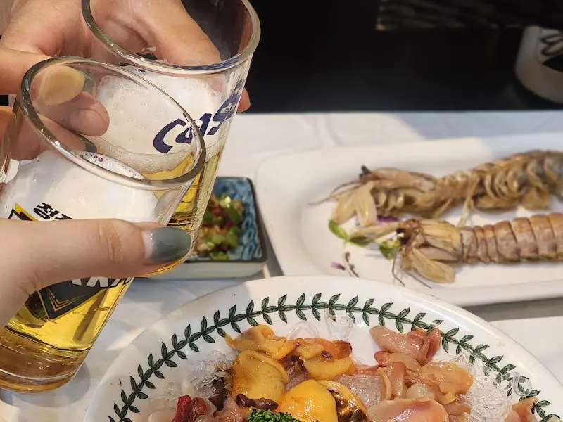 싱싱한 해산물과 술 한 잔