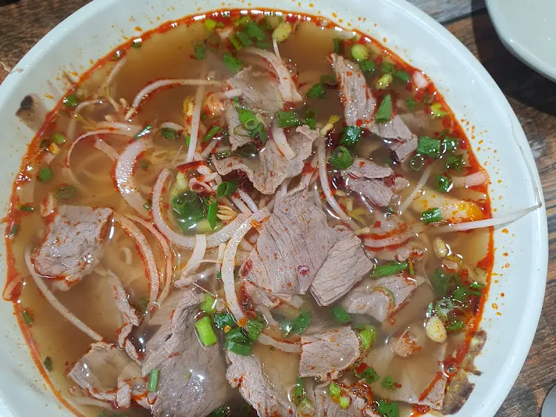 매운 양념이 더해진 쌀국수