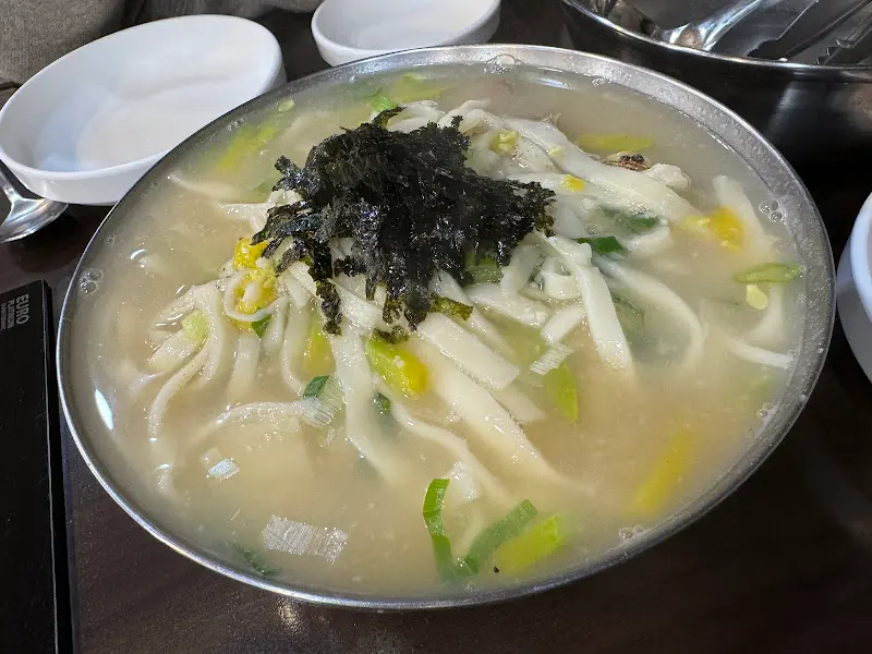 푸짐한 양의 바지락칼국수