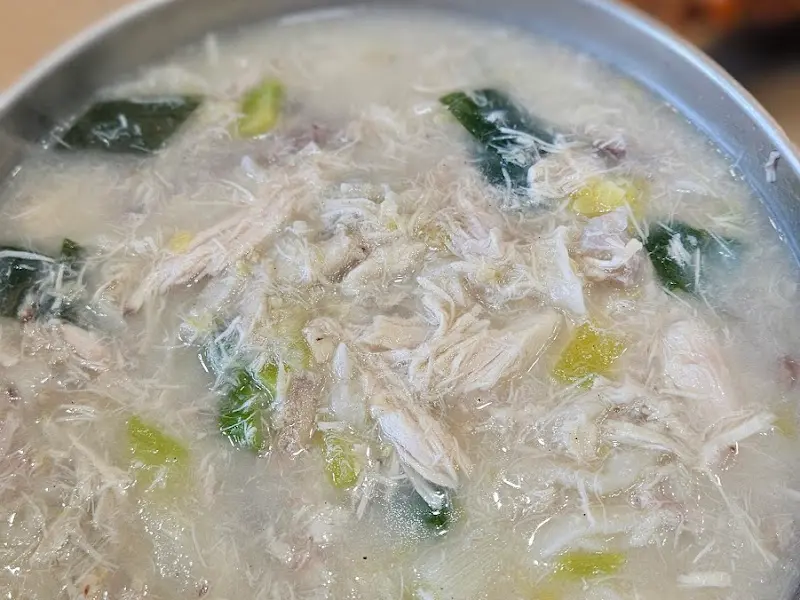 푸짐한 닭고기 고명이 인상적인 닭칼국수