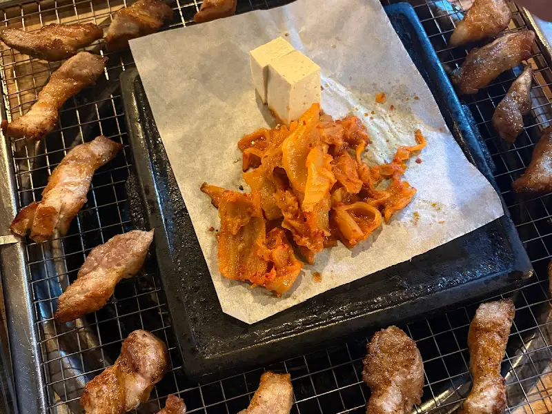 구워져 나오는 삼겹살