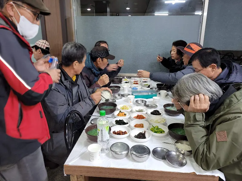 단체 손님들이 식사하는 모습