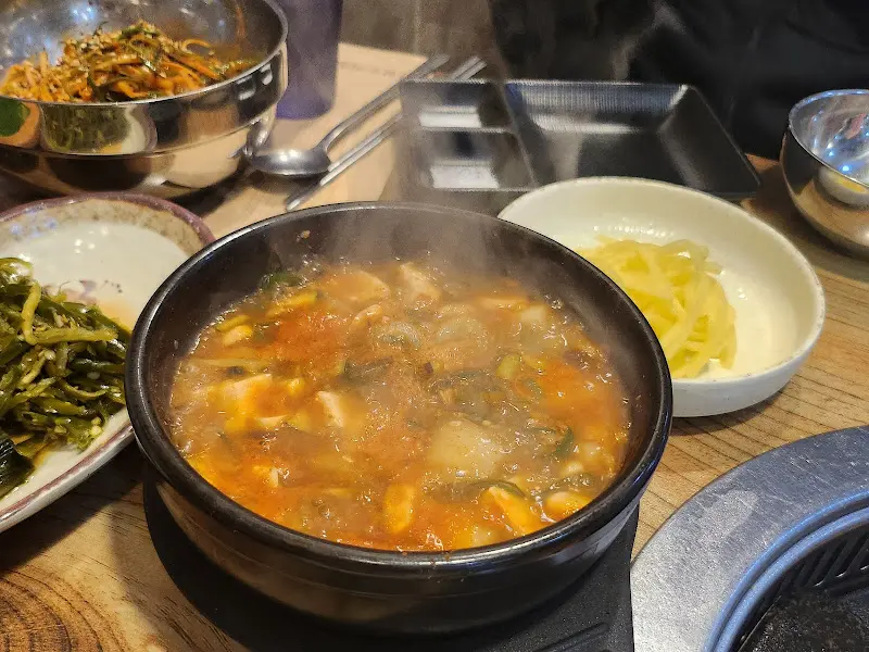 맛찬들왕소금구이 모란점의 다양한 밑반찬