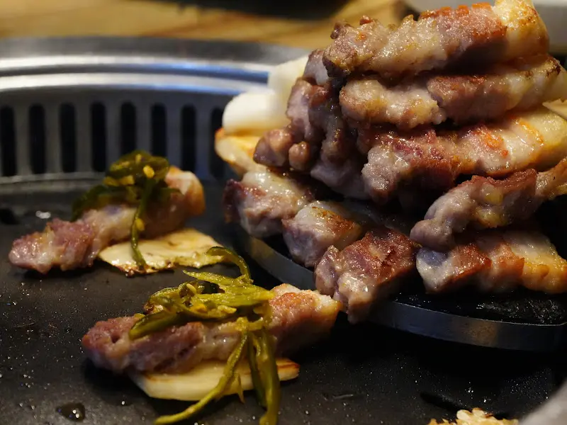 직원분이 구워주는 맛찬들왕소금구이 모란점의 삼겹살