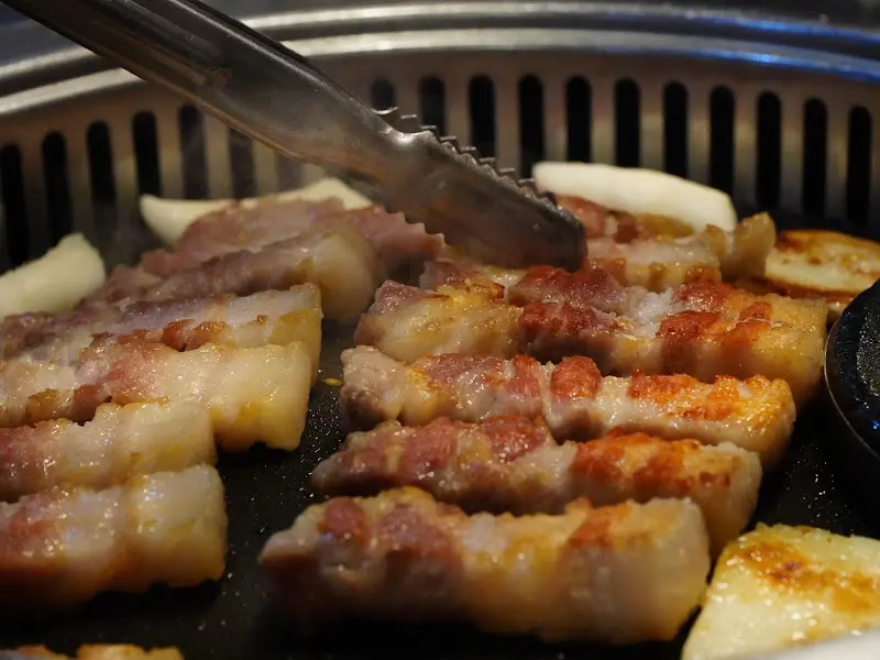 맛찬들왕소금구이 모란점에서 구워지고 있는 삼겹살