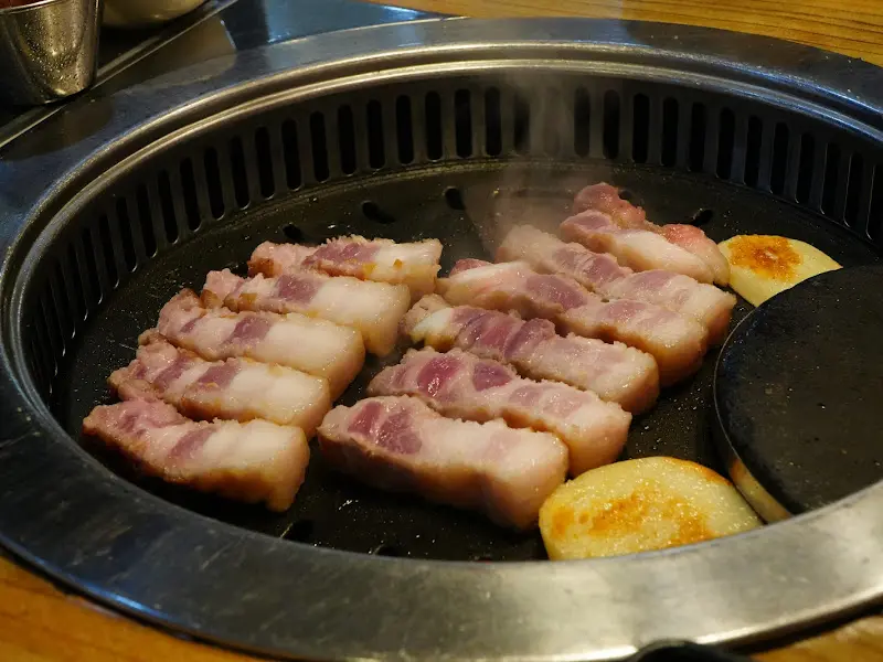 불판 위에서 익어가는 맛찬들왕소금구이 모란점의 삼겹살