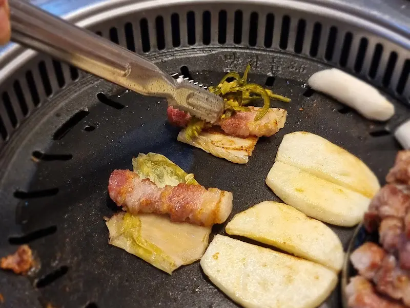 맛찬들왕소금구이 모란점에서 직원분이 구워주는 삼겹살