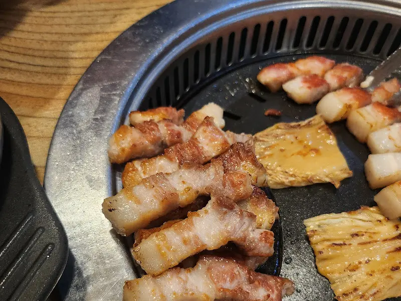 맛찬들왕소금구이 모란점에서 구워지고 있는 삼겹살