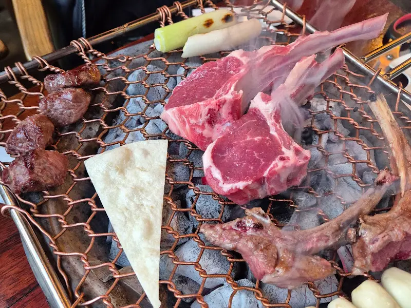 숯불 위에 구워지는 프렌치렉