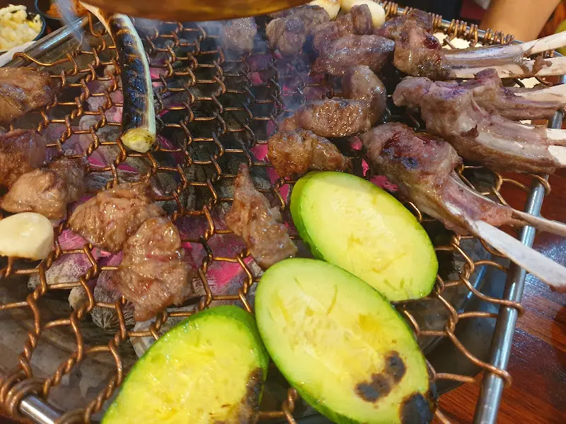 구워진 양갈비와 야채