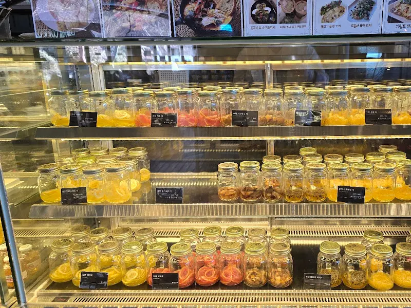 다양한 종류의 빵이 진열된 베이커리 진열대