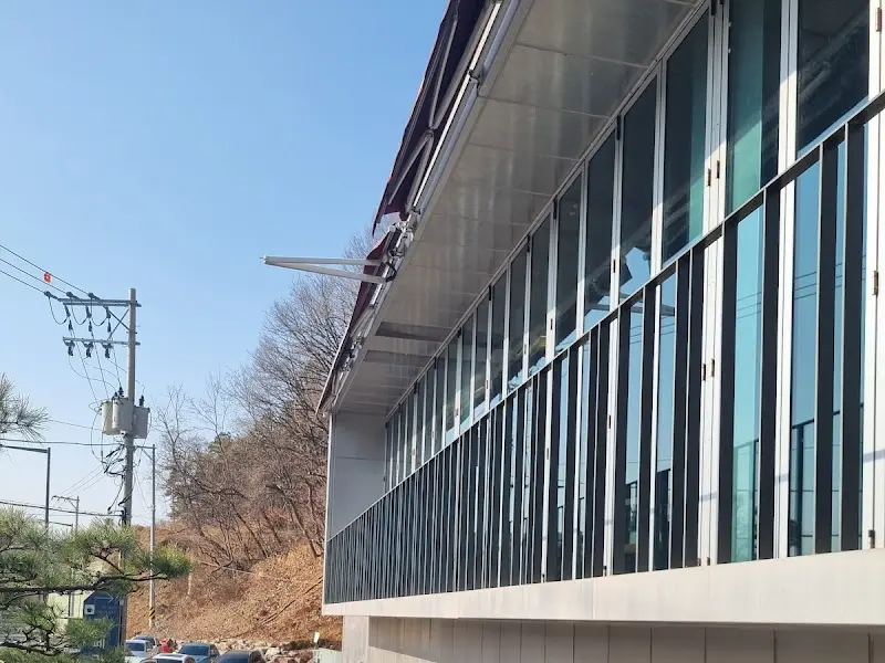 통창으로 보이는 바깥 풍경