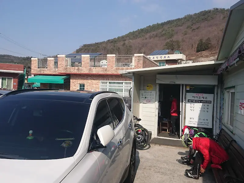 소희네집 앞에서 자전거를 타는 사람들