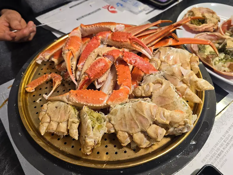 푸짐하게 차려진 대게찜 한 상