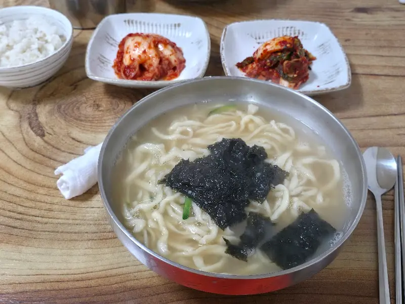 칼국수와 김치 전체샷
