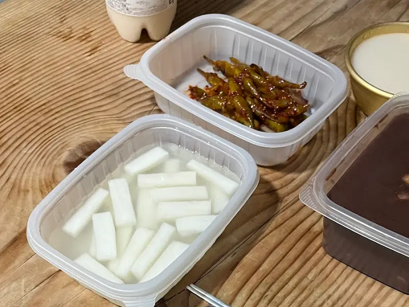 정갈하게 담겨 나온 깍두기, 삭힌고추, 단무지