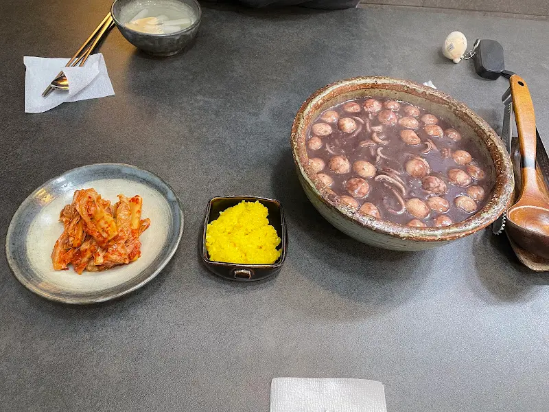 단팥죽과 곁들임 반찬