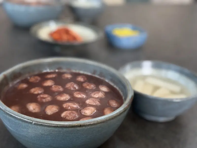 팥죽과 곁들임 반찬들