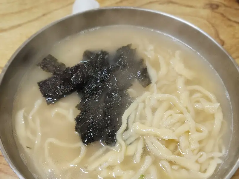 테이블에 놓인 칼국수
