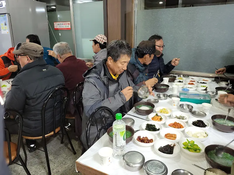 손님들이 식사하는 식당 내부
